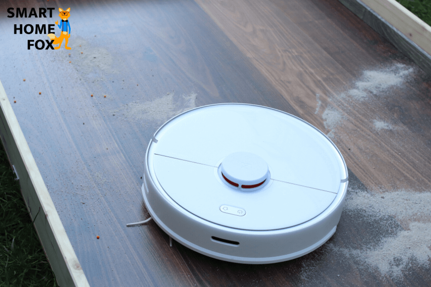 Roborock S5 Max очищает пол с твердым покрытием во время теста